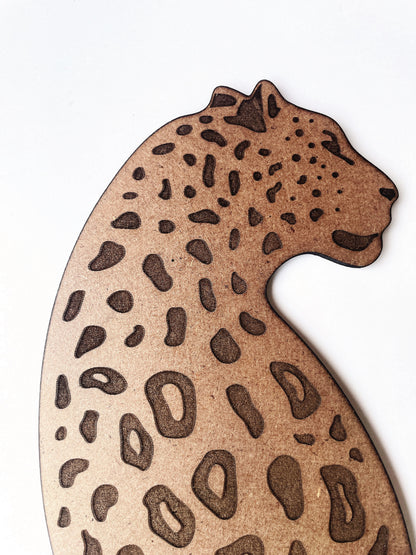 कलात्मक लकड़ी का तेंदुआ दीवार पर लगाने वाला सजावटी टुकड़ा – लेजर उत्कीर्ण पशु आकृति