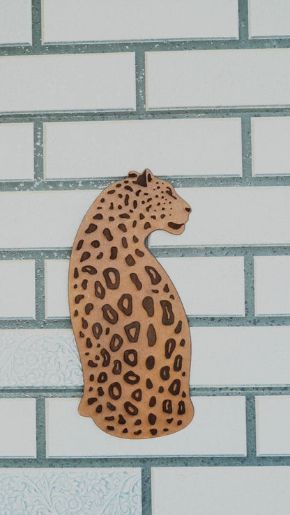 कलात्मक लकड़ी का तेंदुआ दीवार पर लगाने वाला सजावटी टुकड़ा – लेजर उत्कीर्ण पशु आकृति